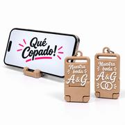 Llavero portacelular para boda en tono piel y blanco: Nuestra boda A & G, frente y dorso con anillos
